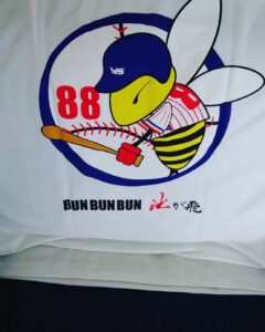 三高電機×MYCB 元プロ野球公認Tシャツを各施設に寄付しました。